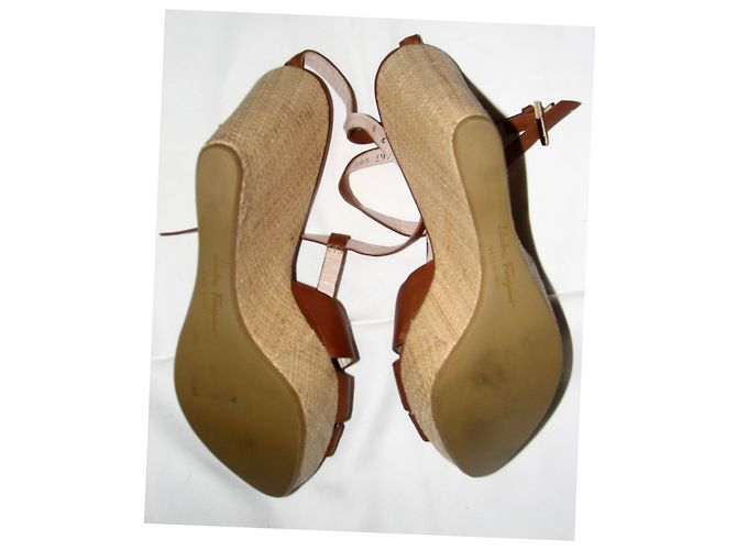Sandales compensées Salvatore Ferragamo en cuir marron - vue 5