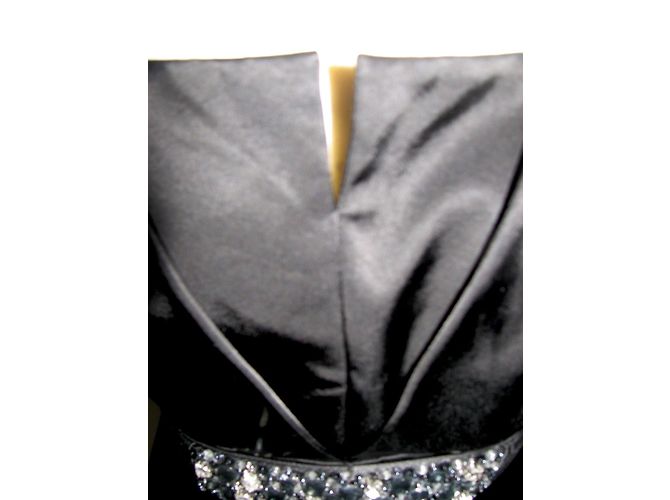 Autre Marque Satinkleid mit Diamantengürtel Schwarz - Ansicht 6