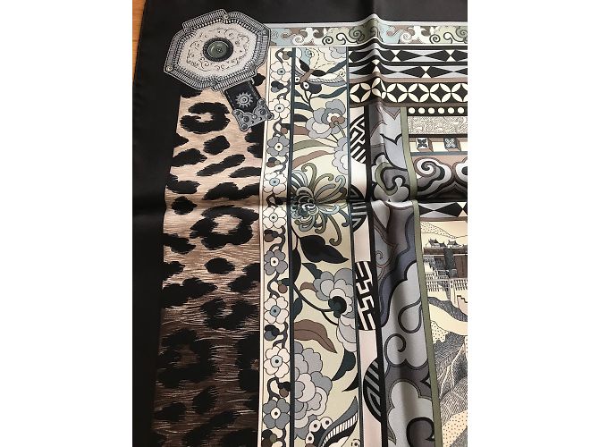 Sciarpa Hermès 90 La donna con suole di vento. Collettore. Nero Bianco - vista 3