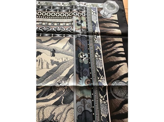Sciarpa Hermès 90 La donna con suole di vento. Collettore. Nero Bianco - vista 4