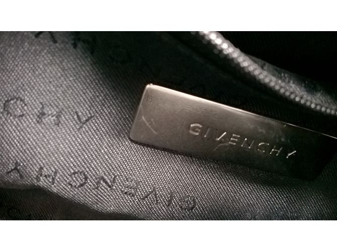 Clutch Givenchy em pele cor ecru Fora de branco - vista 2