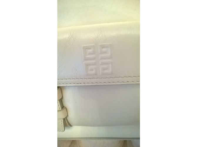 Clutch Givenchy em pele cor ecru Fora de branco - vista 3