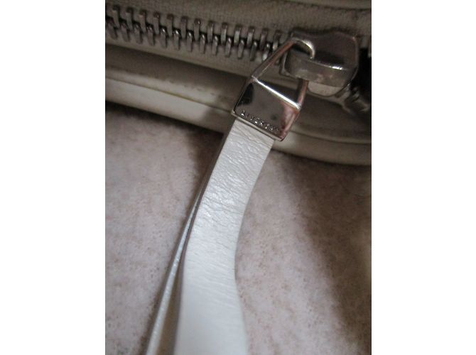 Clutch Givenchy em pele cor ecru Fora de branco - vista 5