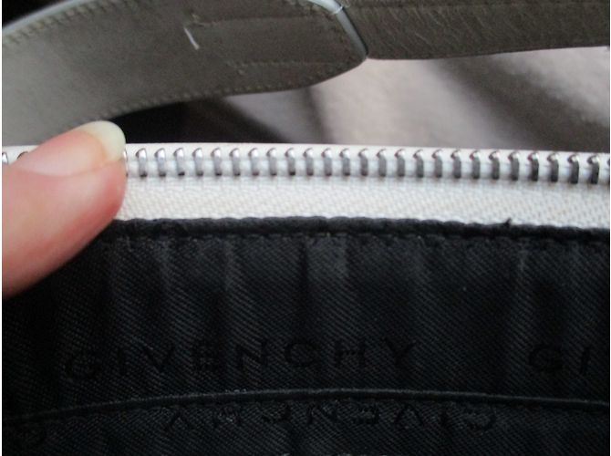 Clutch Givenchy em pele cor ecru Fora de branco - vista 7