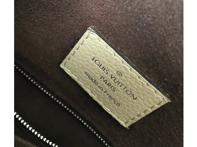 Mahina Babylone Louis Vuitton Catena Babylone BB in pelle Mahina Beige - vista 3