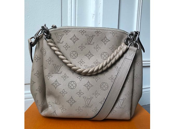Mahina Babylone Louis Vuitton Catena Babylone BB in pelle Mahina Beige - vista 4
