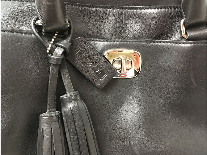 Borsa a mano Coach in pelle nera con pompon Nero - vista 3