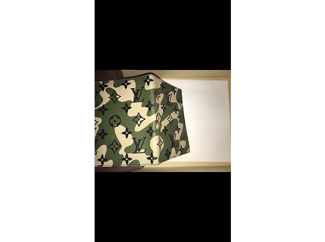 Louis Vuitton Porta passaporto monogrammage Verde - vista 2