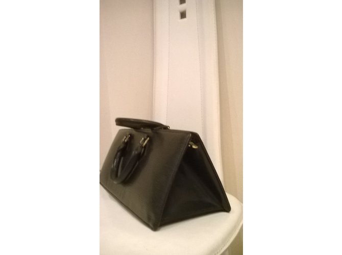Borsa a mano Louis Vuitton Triangle in pelle nera Nero - vista 3