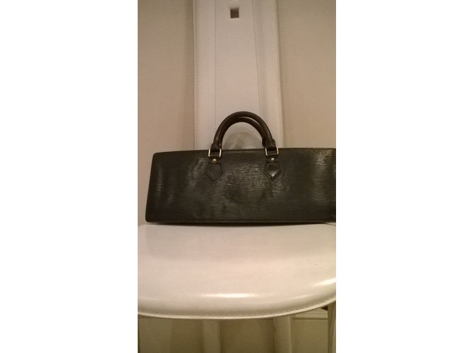 Borsa a mano Louis Vuitton Triangle in pelle nera Nero - vista 4