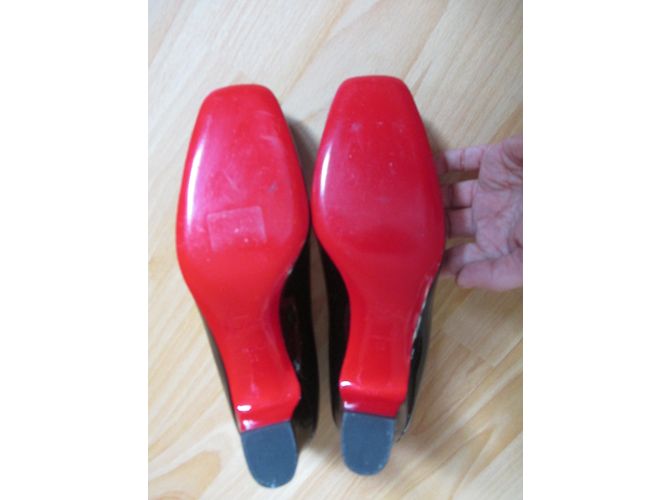 Décolleté Christian Louboutin in vernice nero - vista 8