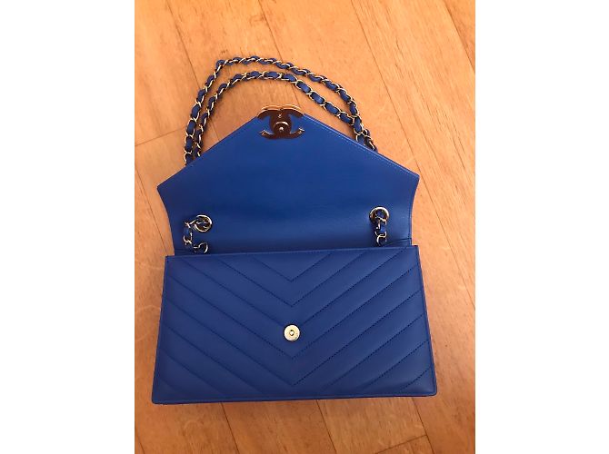 Borsa Chanel La Pausa in pelle blu elettrico - vista 4