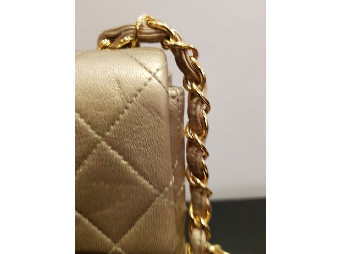 Timeless Chanel in pelle dorata senza tempo D'oro - vista 3