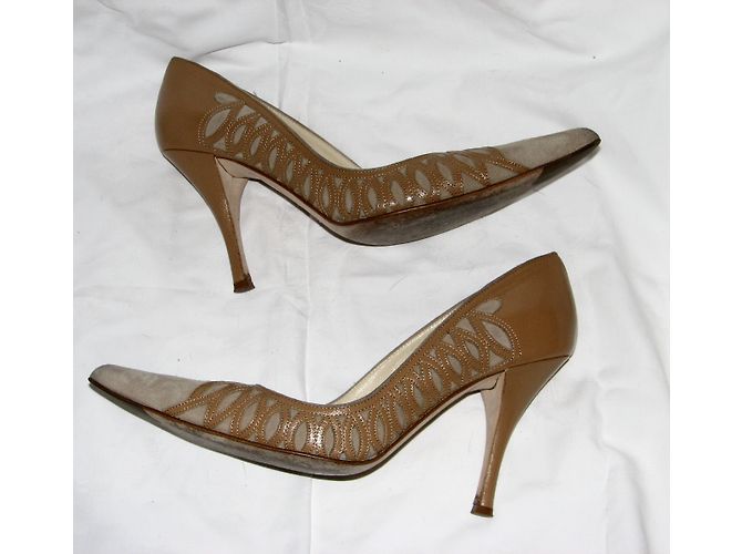 Amanda Wakeley Décolleté in pizzo e pelle scamosciata Marrone Taupe Caramello - vista 5