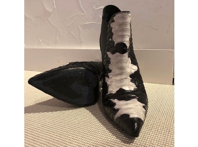Yves Saint Laurent Python Stiefeletten Schwarz Weiß - Ansicht 3