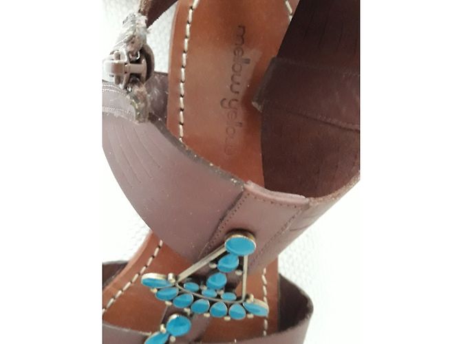 Sandali piatti Mellow Yellow in pelle marrone con gioiello turchese - vista 3