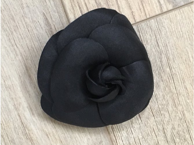 Spilla Chanel Camelia in seta nera Nero - vista 2