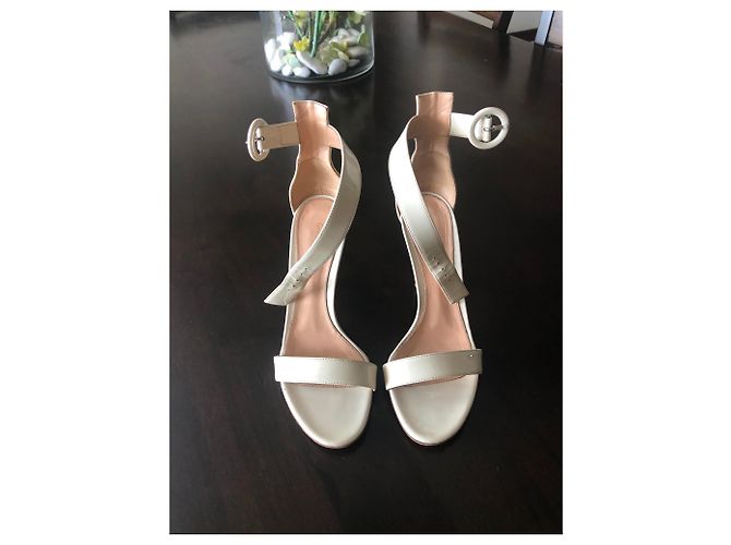 Gianvito Rossi Portofino Sandalen Eggshell Lackleder Aus weiß - Ansicht 3
