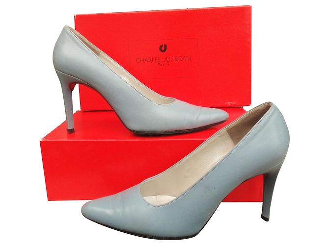 Sapatos de salto Charles Jourdan em pele cinza - vista 2