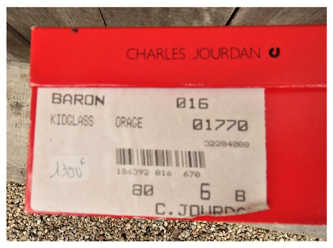 Sapatos de salto Charles Jourdan em pele cinza - vista 3