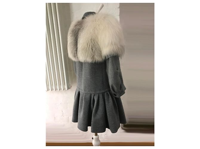 Louis Vuitton Abrigo de lana blanco de piel de zorro capelet Gris - vista 2