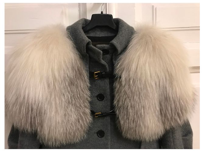 Louis Vuitton Abrigo de lana blanco de piel de zorro capelet Gris - vista 8