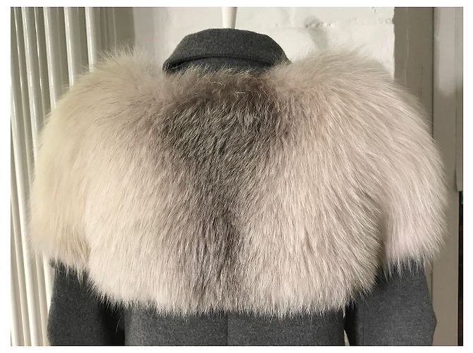 Louis Vuitton Abrigo de lana blanco de piel de zorro capelet Gris - vista 9