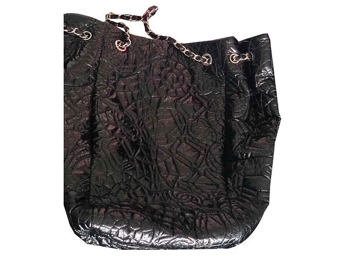 Chanel Kamelien-Lacktasche aus Vinyl Schwarz - Ansicht 2
