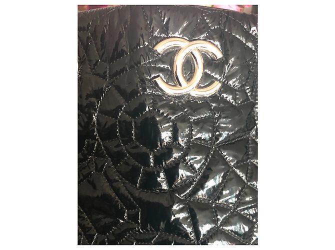 Chanel Kamelien-Lacktasche aus Vinyl Schwarz - Ansicht 3
