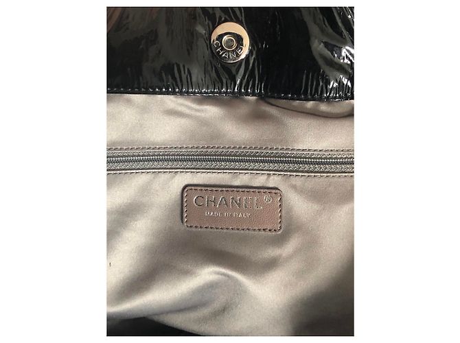 Chanel Kamelien-Lacktasche aus Vinyl Schwarz - Ansicht 4