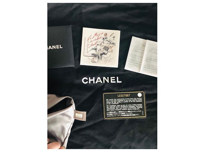 Chanel Kamelien-Lacktasche aus Vinyl Schwarz - Ansicht 5
