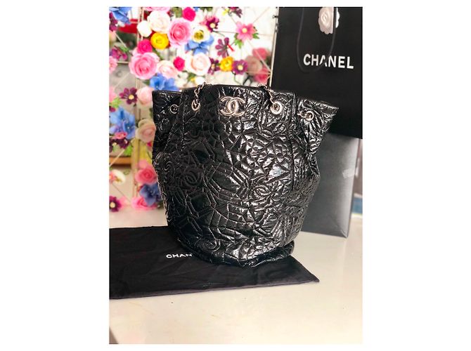 Chanel Kamelien-Lacktasche aus Vinyl Schwarz - Ansicht 6