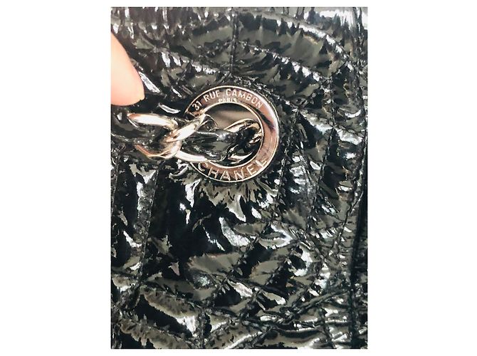 Chanel Kamelien-Lacktasche aus Vinyl Schwarz - Ansicht 7