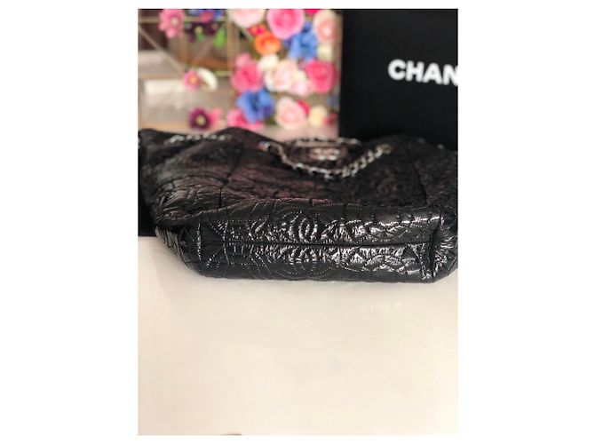 Chanel Kamelien-Lacktasche aus Vinyl Schwarz - Ansicht 8