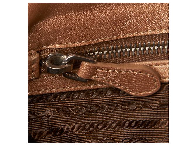 Borsa a tracolla a catena in pelle marrone Prada - vista 8