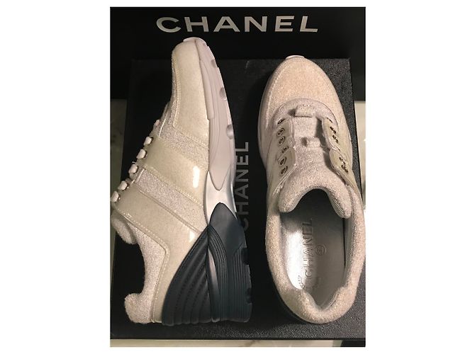 Sneaker Chanel nero / blu grigio in pelle e tweed Bianco sporco - vista 4