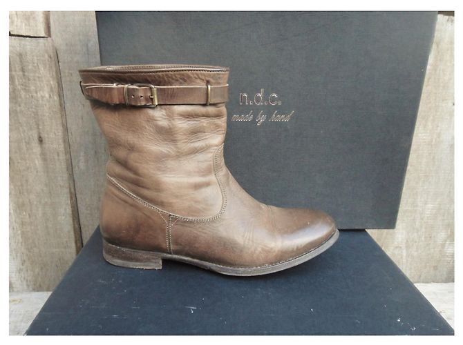 N.D.C. Made By Hand Botas n.D.do. Hecho a mano en cuero engrasado. Castaño - vista 4