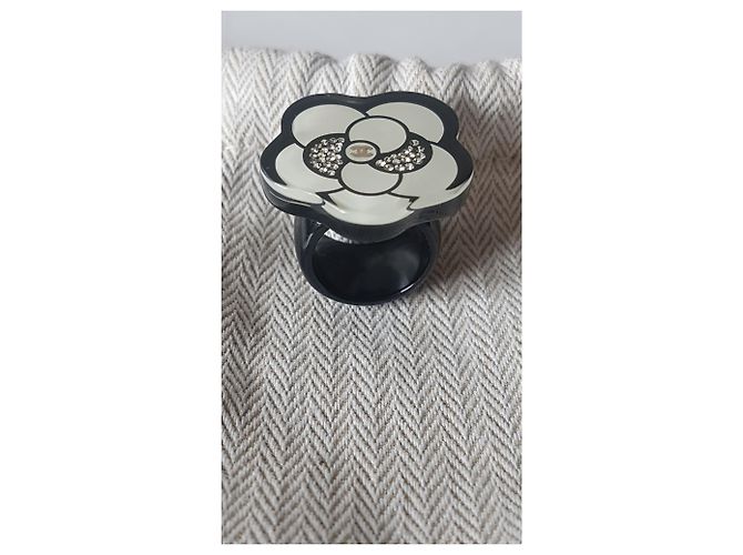 Anello di Camelia Chanel Nero Bianco - vista 2