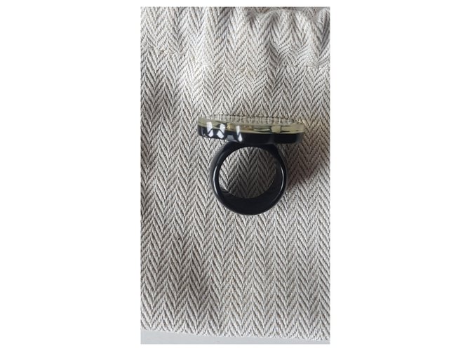 Anello di Camelia Chanel Nero Bianco - vista 3