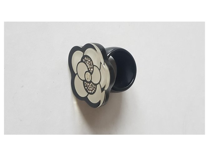Anello di Camelia Chanel Nero Bianco - vista 5