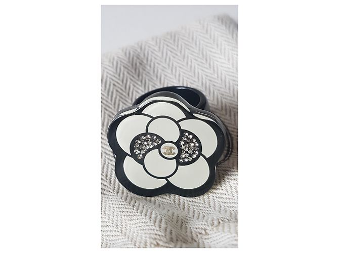 Anello di Camelia Chanel Nero Bianco - vista 6