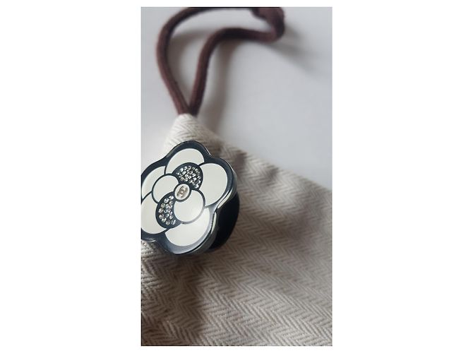 Anello di Camelia Chanel Nero Bianco - vista 7