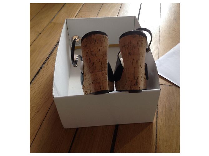 Yves Saint Laurent LEDER-SANDALEN. Schwarz - Ansicht 5