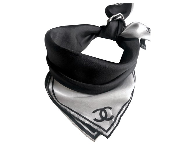 Chanel Square Nero in seta ecrù Crudo - vista 2