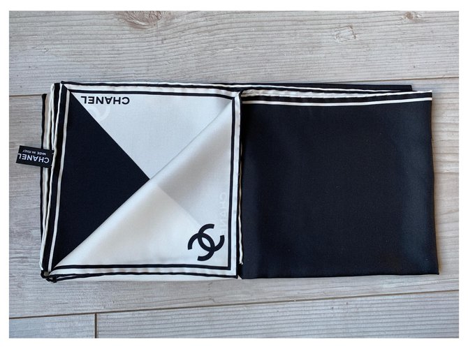 Chanel Square Nero in seta ecrù Crudo - vista 6