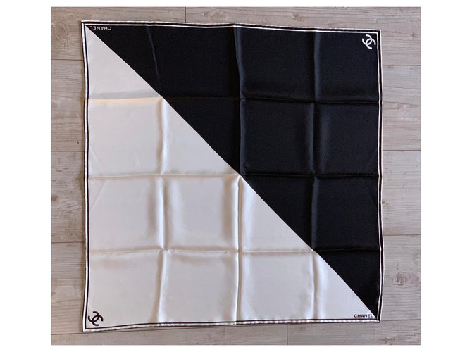 Chanel Square Nero in seta ecrù Crudo - vista 8