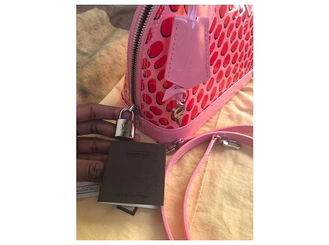 Louis Vuitton Alma BB Rosa in Vernice - vista 2