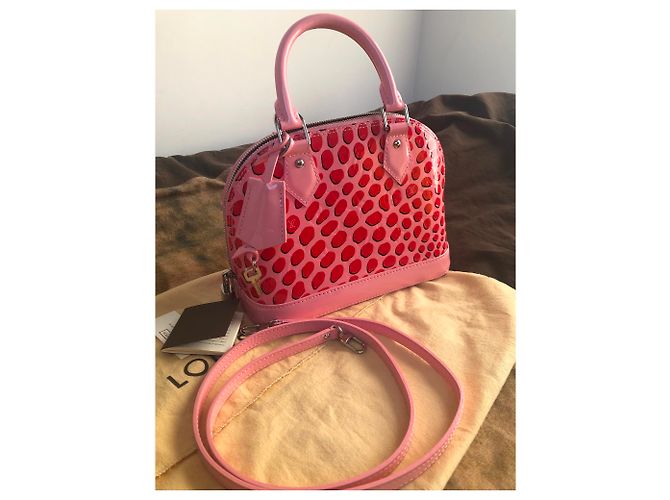 Louis Vuitton Alma BB Rosa in Vernice - vista 3