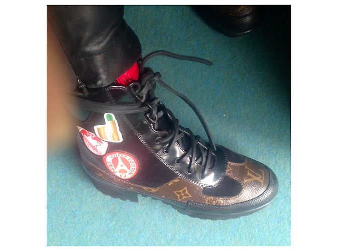 Louis Vuitton VUITTON WORLD TOUR DESERT BOOTS Castaño - vista 12