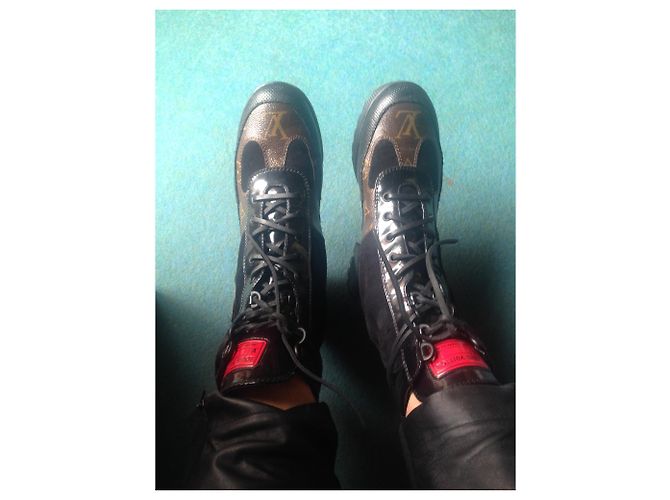 Louis Vuitton VUITTON WORLD TOUR DESERT BOOTS Castaño - vista 13